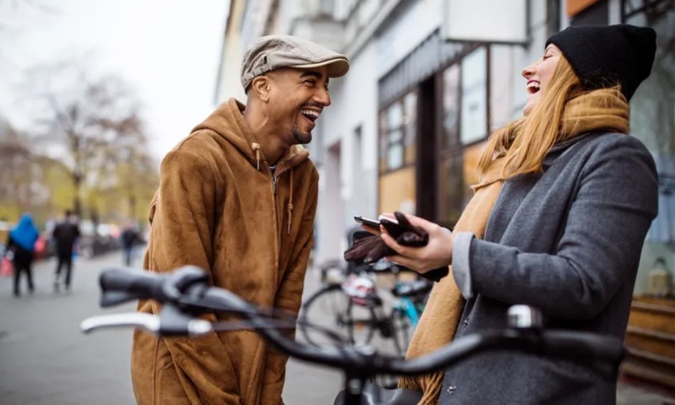 French greetings vary depending on who you’re talking to, how close you are, and the vibe.