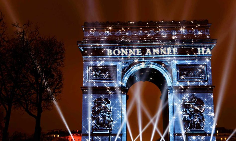 If you're greeting a group—like coworkers or friends—this is how to say happy new year everyone in French